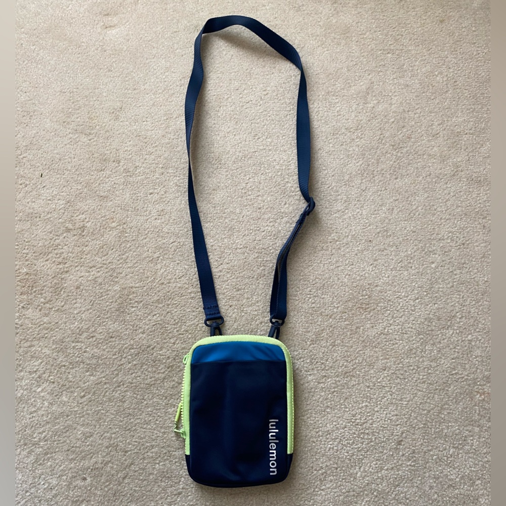 Lululemon Athletica Easy Access Crossbody Bag Blue Neon Green Belt Bag Unisex - Picture 3 of 7